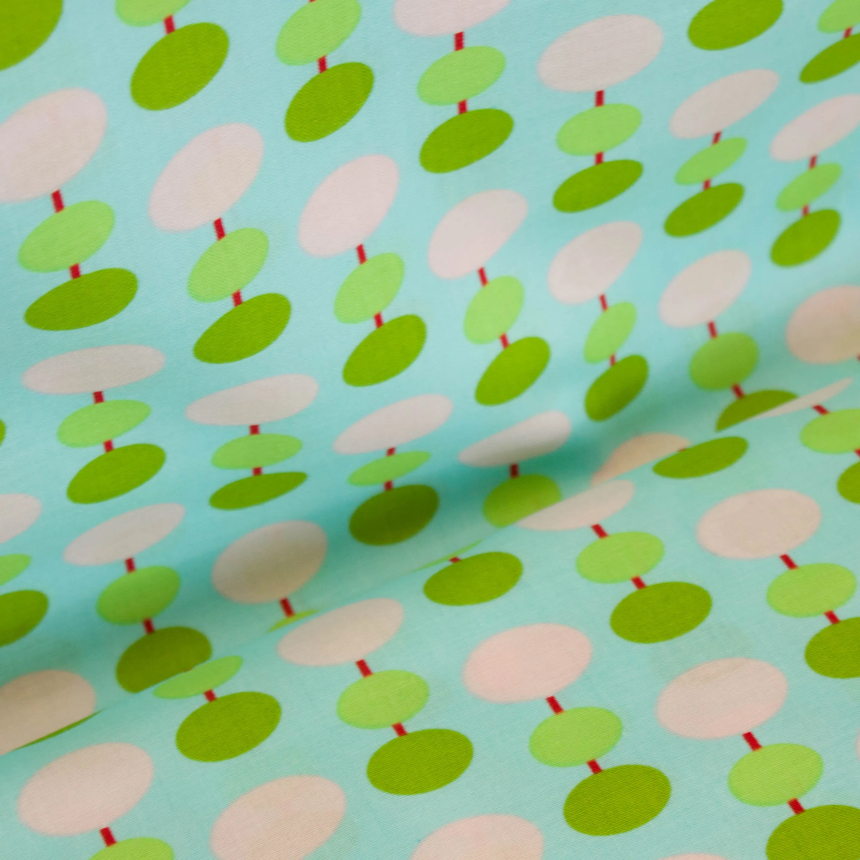 Katoen blauw met licht roze en groene bollen